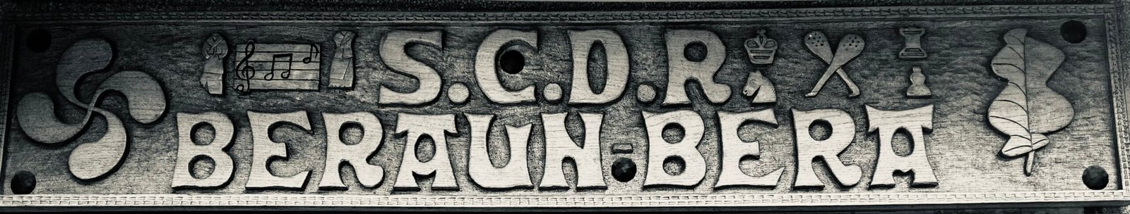 Cartel tallado de la S.C.D.R. Beraun Bera, sede del club